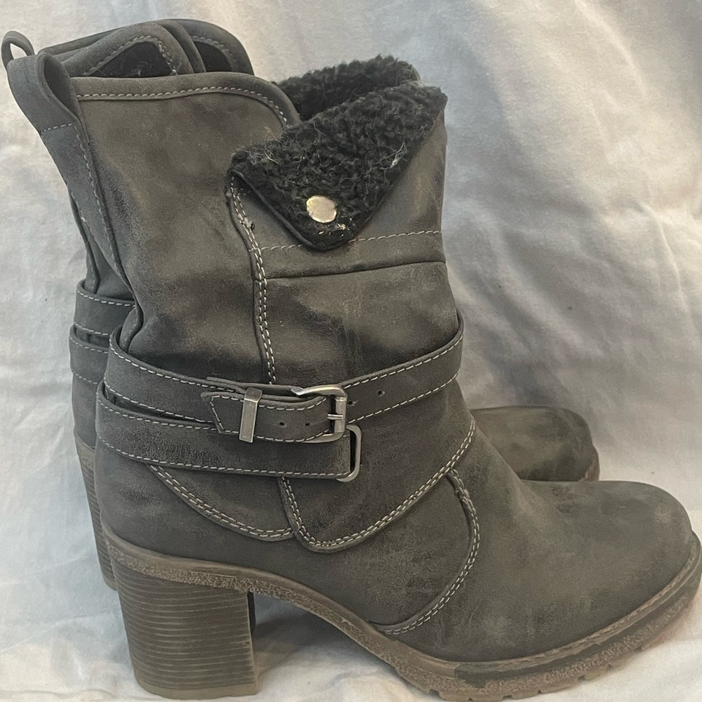 Women’s grey rebels boots size 38